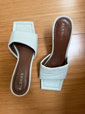 ALOHA S White Padded Square-Toe Slide Mules